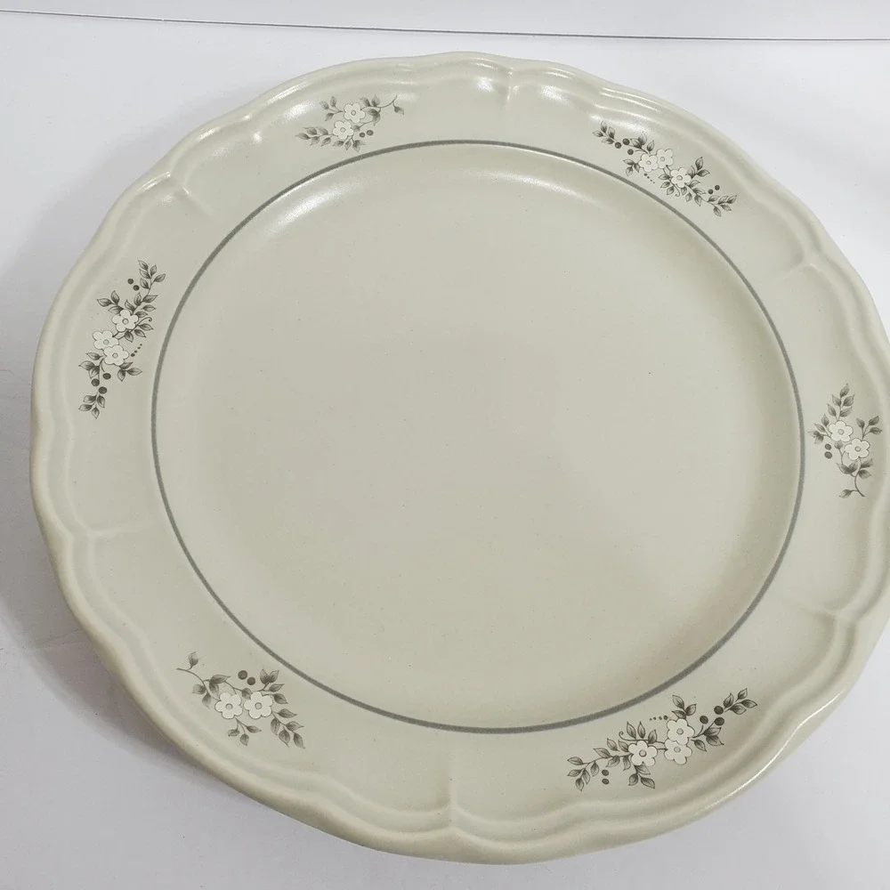 Pfaltzgraff Heirloom Dinner‎ Plates Set of 2 Gray Floral Country Style Scalloped